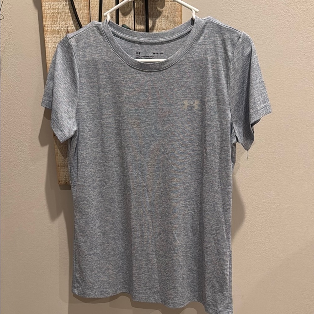 Under Armour Gray women’s T-Shirt size sm pre owned